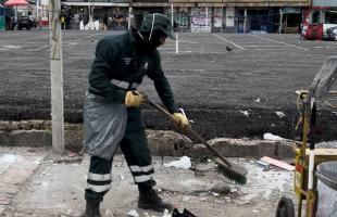 Operario de barrido y limpieza, interviniendo la Alameda.