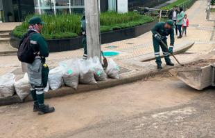 Operarios de aseo realizan trabajo de limpieza en el norte de Bogotá.