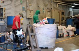 Recicladoras seleccionando plásticos