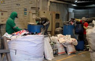 Recicladoras seleccionando plásticos