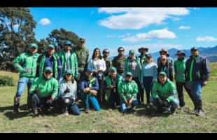 Funcionarios de la UAESP, la CAR, con colaboración del Ejercito Nacional, participaron de esta jornada de plantación de árboles.