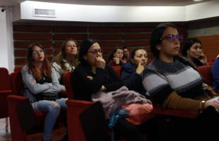 Estudiantes escuchan la exposición durante la reunión de apertura de semestre.