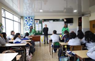 Representante de la Asociación Crecer Sin Fronteras, hablando sobre la actividad del reciclaje en la ciudad.