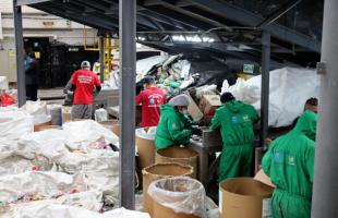Recicladoras seleccionando plásticos