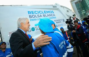 Alcalde Peñalosa recibe moderna flota de vehículos que mejora el servicio de recolección y aseo en la ciudad