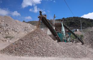 Máquina está separando el material aprovechable que se utilizará en diferentes obras en la ciudad.