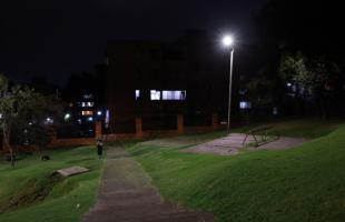 Parque Las Palmas II, en la localidad de Suba, foto nocturna, se evidencia nuevo alumbrado público.