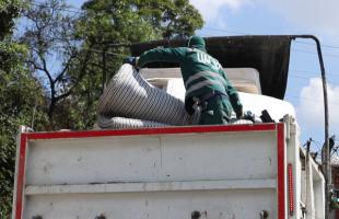 Operario desecha colchón en malas condiciones dentro de la caja estacionaria de Ecopunto. 