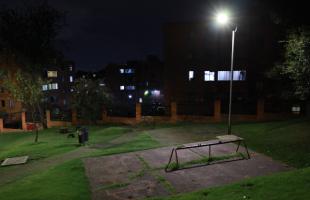 Senderos Parque Las Palmas II, foto panorámica en la noche, se ven iluminadas las zonas del espacio público.