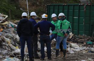 Equipo de trabajo de Punto Limpio El Uval, durante la visita de las entidades.