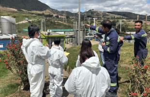 Integrantes de la comisión de cooperación haciendo recorrido por el Relleno Sanitario Doña Juana.