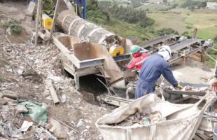 Operarios trabajando en las estaciones de aprovechamiento de residuos de demolición y construcción.