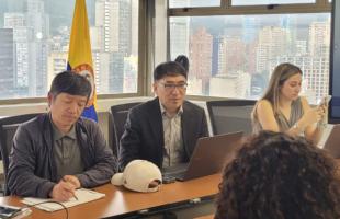Integrantes de la comisión de cooperación atendiendo la presentación que hace el equipo técnico de la UAESP.