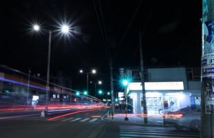 Imagen de las nuevas luminarias led en la Carrera 27 con Calle Quinta.