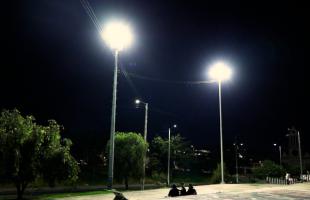 Imagen de nuevos mástiles y luminarias led instaladas en la Plaza de la Hoja.