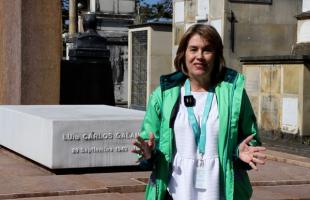 Imagen de la directora de la UAESP, Consuelo Ordóñez, frente a la tumba en el Cementerio Distrital Central de Luis Carlos Galán Sarmiento.