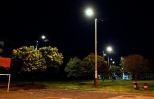 Imagen de las nuevas luminarias led instaladas en el parque zonal del barrio El Tejar de Puente Aranda.