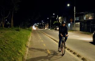 La modernización del alumbrado público en la Transversal 50 mejora la iluminación para los biciusuarios que transitan diariamente por el bicicarril.