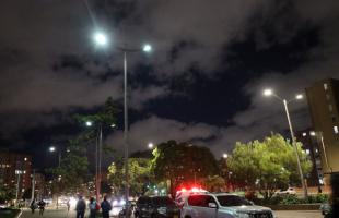 Imagen de las luminarias y el alumbrado público modernizado de la Avenida La Esperanza con Carrera 60 en el sector de Salitre Oriental de la localidad de Teusaquillo.