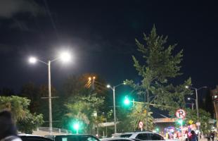 Imagen de las luminarias y el alumbrado público modernizado de la Avenida La Esperanza con Carrera 68D en el sector de Sauzalito de la localidad de Fontibón.