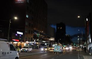 Imagen de las luminarias y el alumbrado público modernizado de la Avenida La Esperanza con Carrera 43 en el sector de Quinta Parades de la localidad de Teusaquillo.