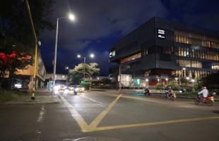 Imagen de las luminarias y el alumbrado público modernizado de la Avenida La Esperanza con Carrera 40 frente a Corferias y el Centro de Convenciones Ágora.
