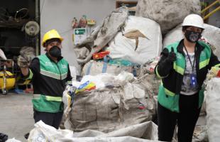 Dos recicladoras trabajando en una Estación de Clasificación y Aprovechamiento -ECA-.