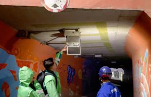 Imagen de una de las cuadrillas de operarios de Alumbrado Público atendiendo daños en redes del sistema de alumbrado en el túnel de la ciclorruta de la Calle 26 con Avenida Boyacá. 