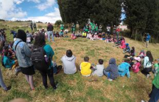 Niños de Ciudad Bolívar sembraron 150 árboles en Mochuelo Alto