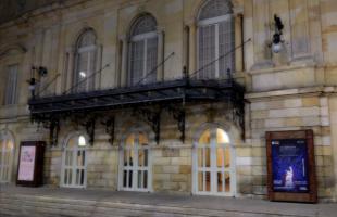 Imagen del Teatro Colón, antiguo Teatro Coliseo. Este fue uno de los primeros escenarios artíticos con iluminación pública que funcionaba con gas de carbón. 