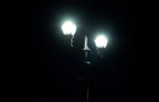 Imagen de farolas en la Plaza de Bolívar. En la década de 1870 se instaló el primer sistema de luminarias públicas a base de gas de carbón dispersas por las calles de la ciudad.