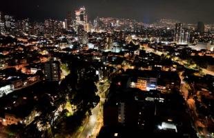 Imagen aérea de Bogotá. La ciudad cuenta con un parque lumínico de más de 361 luminarias instaladas en vías, calles, parques, plazoletas y otros espacios públicos. 