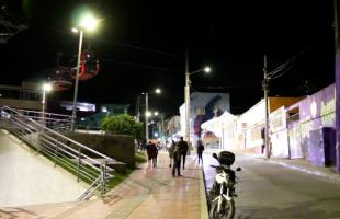 Imagen del alumbrado público led en una de las calles del barrio Paraíso Mirador cerca a la estación de TransMicable de TransMilenio.