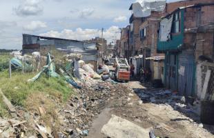 Varios de los residuos amenazaban con invadir la ronda del Río Bogotá.