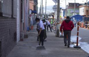 Con escoba en mano funcionarios del Distrito limpiaron calles del centro