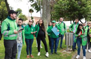  Miembros de la UAESP se reúnen en un parque previo a la jornada de sensibilización en la zona comercial del barrio Modelia