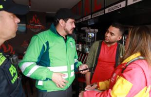 Personal de la Uaesp, policía y alcaldía local dialogan con comerciantes.