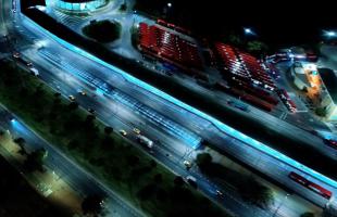 Panorámica aérea de la Avenida Boyacá con Calle 65 Sur, sentido sur-norte y sur norte. En este punto de la localidad de Tunjuelito, frente al Parque Metropolitano El Tunal y el Portal del Tunal de Transmilenio, se mejoró la iluminación pública con nuevos postes y luminarias para ofrecer ambientes más seguros para conductores, ciclistas y peatones.