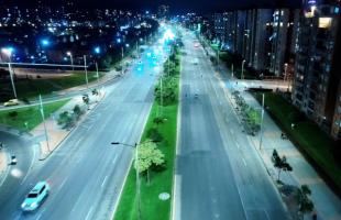 Panorámica aérea de la Avenida Boyacá con Calle 153, sentido sur-norte. La imagen muestra el mejoramiento de la iluminación pública en esta zona de la localidad de Suba.