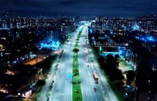 Panorámica aérea de la Avenida Boyacá con Calle 164, sentido norte-sur. La modernización a tecnología led de las luminarias, permite observar de manera más clara los carriles vehiculares, andenes y ciclorrutas, mejorando la percepción de colores y de seguridad.