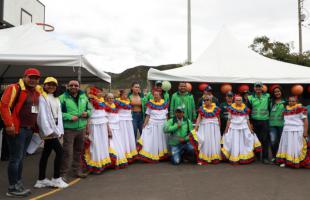 Durante la Feria de Servicios hubo presentaciones artísticas. Un grupo de mujeres (adultas mayores) realizaron un baile típico colombiano.