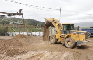 Una retroexcavadora, en el Punto Limpio El Uval, traslada el material aprovechable que está preparado para su comercialización.