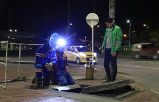 Imagen de operadores de Enel y uno de los gestores técnicos de la Subdirección de Alumbrado Público de la UAESP, atendiendo el daño a redes de alumbrado público, a las que les fue hurtada gran cantidad de cableado dejando sin operatividad en servicio de alumbrado público. 