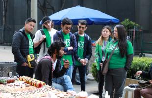 Estudiantes beneficiados de los convenios educativos con la UAESP, sensibilizan a comerciante de la Candelaria.