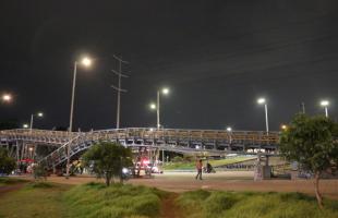 10 luminarias fueron modernizadas de este paso peatonal, pasando de sodio a tecnología led, lo que permite un espacio más iluminado para los habitantes de los barrios Olarte, Perdomo y La Estancia que limitan entre las localidades de Bosa y Ciudad Bolívar.