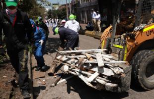 impiamos y retiramos del espacio público maderas, llantas, escombros y otros residuos que ocupaban andenes y separadores aledaños al Cementerio Distrital Central, que impedían el libre tránsito de vehículos y peatones. Hoy estos espacios se encuentran recuperados.