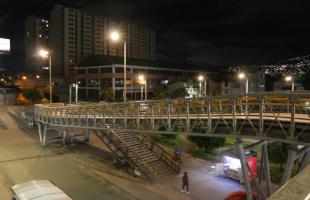 El puente peatonal al que modernizamos el sistema de alumbrado público está ubicado en la Autopista Sur con Carrera 78i. Uno de los corredores más transitados por visitantes y residentes vecinos del Portal de Usme y el Cementerio El Apogeo.