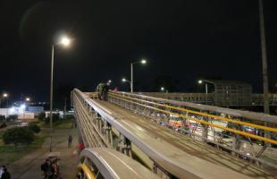 Se estima que casi 5 mil personas transitan diariamente por este puente peatonal para acceder al servicio de Transmilenio y al Cementerio El Apogeo. 