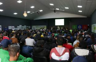 Personas sentadas en un auditorio del G12 - plano general desde perspectiva ángulo 180 grados 