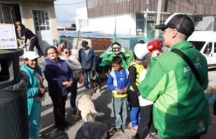 Varias personas de Mochuelo Bajo se acercaron al parque Paticos para participar de la sensibilización sobre el cuidado de mascotas. 